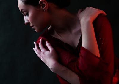 Studio-Portrait: Tänzerin vor schwarzem Hintergrund