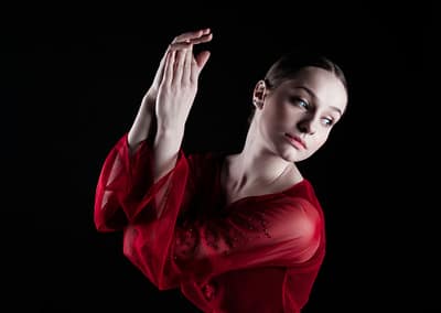 Studio Portrait Junge Frau vor schwarzem Hintergrund